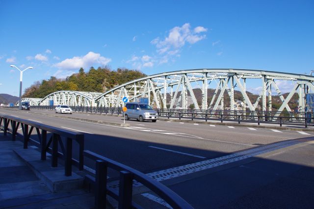 かつて共用橋だった犬山橋。今は道路の橋が別に分離され、車も電車もスムーズに渡っています。