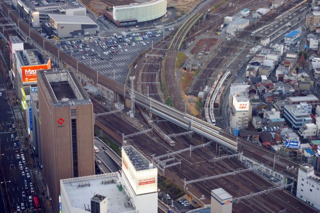 足元には名古屋駅を出入りする列車達。