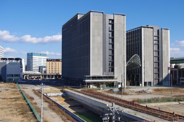 大きな建物は愛知大学名古屋キャンパス。