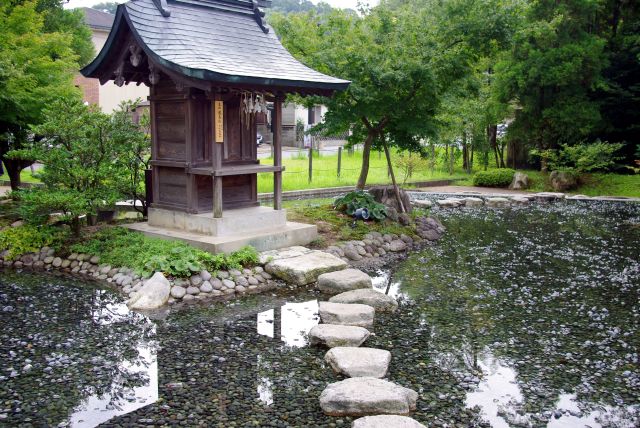 右側の浮殿、石を敷き詰めた池が印象的。