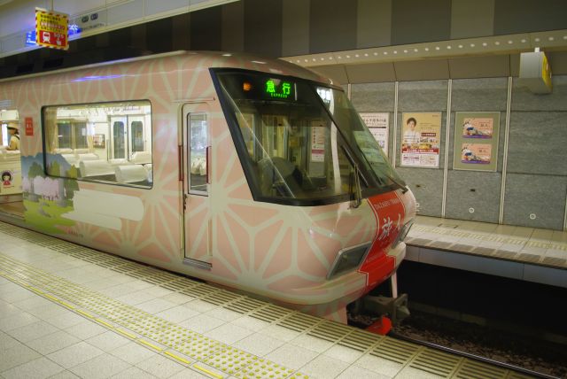 偶然「大宰府観光列車～旅人」に遭遇、特別料金不要の急行で丁度良いので乗車。