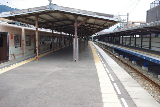 ホームは大宰府駅で行き止まり。