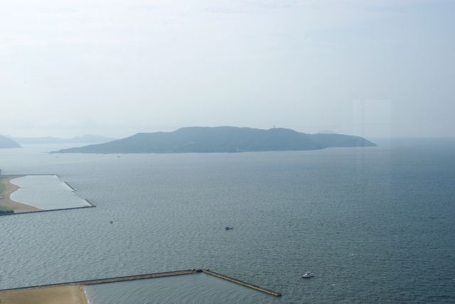 西側には能古島。姪浜から船で10分程度の距離にある自然豊かな島です。