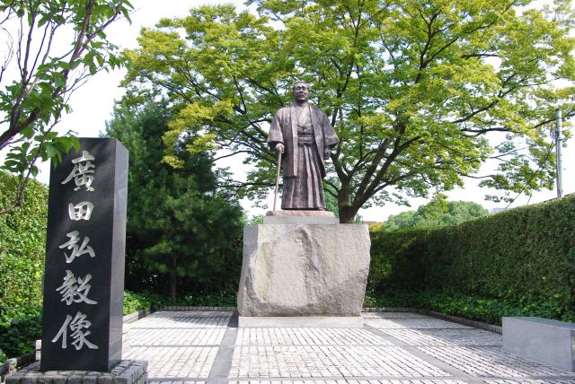 国体道路沿い、NHKのはす向かいには福岡出身の政治家広田弘毅の像。