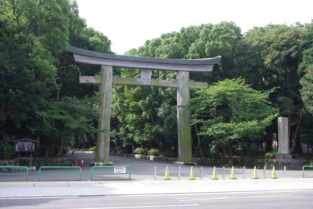 NHK横には護国神社の大きな鳥居。