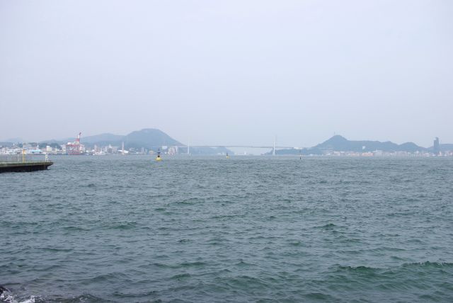 遊歩道は関門海峡大橋側を向いています。波や船の音が響いてのんびりな雰囲気。