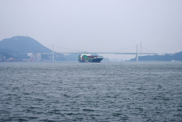 関門海峡大橋からはタンカーなど大きな船が頻繁に行き交う。