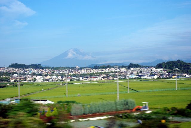 新横浜から遠路博多へ、途中に夏の富士山。