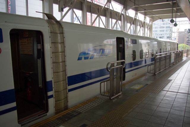 新横浜から四時間半、快適な新幹線で博多駅に到着。