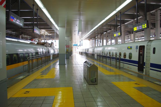 新幹線が発着する九州最大のターミナル駅。