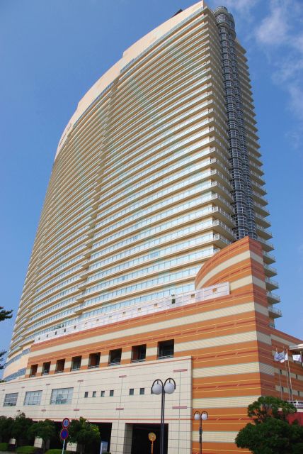 高さ143m、福岡市内では3番目に高い建造物。