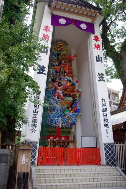 本殿の横には祇園山笠の飾り山。