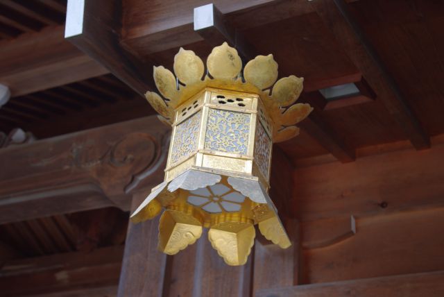本殿横の灯篭、京都でも見かけました。