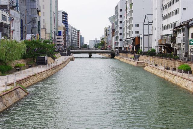 中洲の東側の運河博多川・博多橋より。川は上川端商店街と平行しています。
