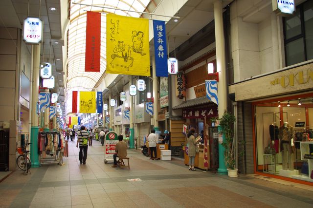 上川端商店街の様子。有名なぜんざい屋さんの前より。お寺が多いためか線香の香りも。