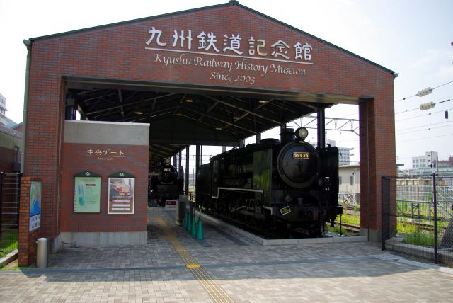九州鉄道記念館の入り口。レンガ造りの車庫のような構造で蒸気機関車が見えます。