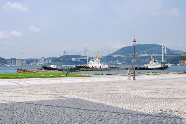 駅左側は開放的な港や関門海峡の風景。心地よい潮の香り。対岸は本州山口県下関。