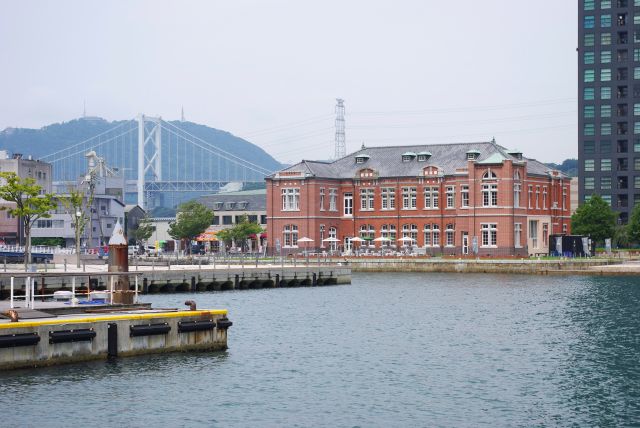 レトロな建物や関門海峡大橋など、特徴的な建造物が集まっています。