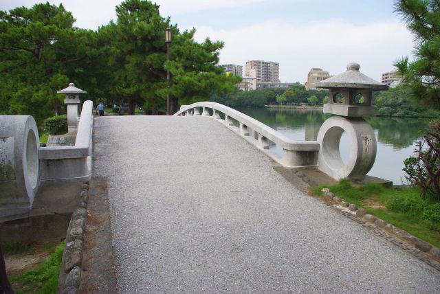 茶村橋を渡ると菖蒲島。