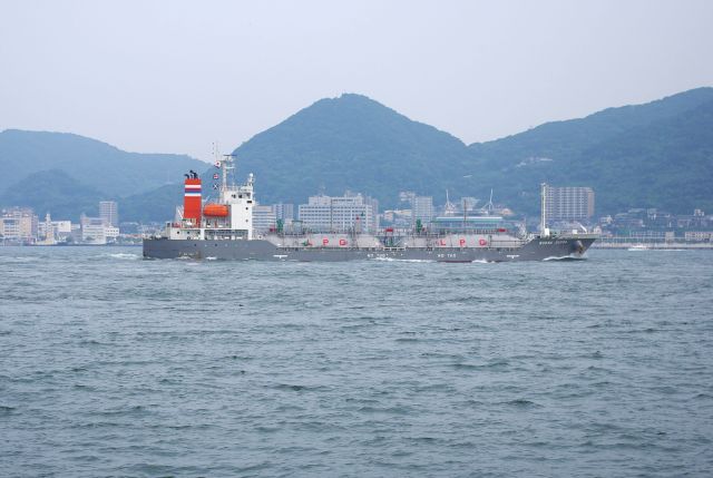 関門海峡を船がたくさん行き来しています。