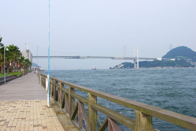 市場横の遊歩道、本州と九州を結ぶ関門海峡大橋。