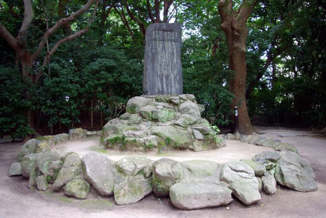 三日恵比須神社裏の石碑は文字が読みづらい。