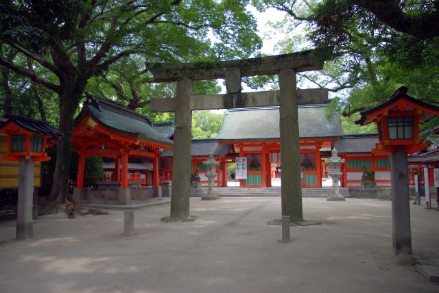 本殿でお参りし後方の神門を出て振り返る。本来ここが正面入口で逆ルートだったようです。