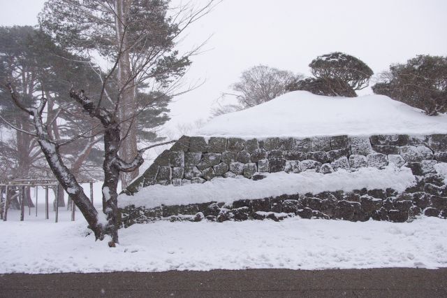 雪が積もる石垣。