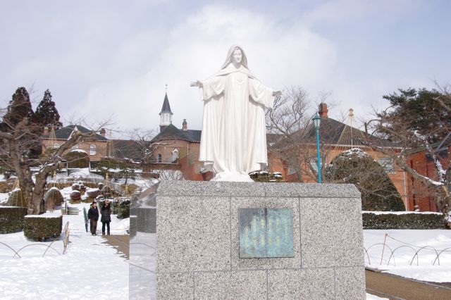 前庭中央には純白の聖母マリア像。