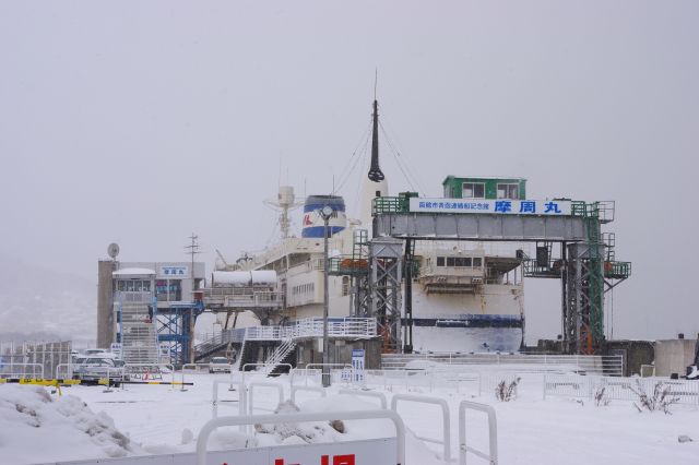 函館駅近くの朝市へ。近くには青函連絡船記念館となっている摩周丸。