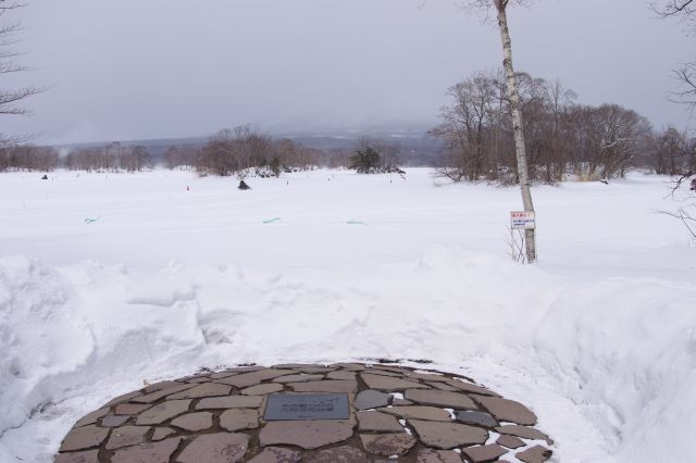 白い湖・駒ケ岳を望む場所に「千の風になって」の記念碑。
