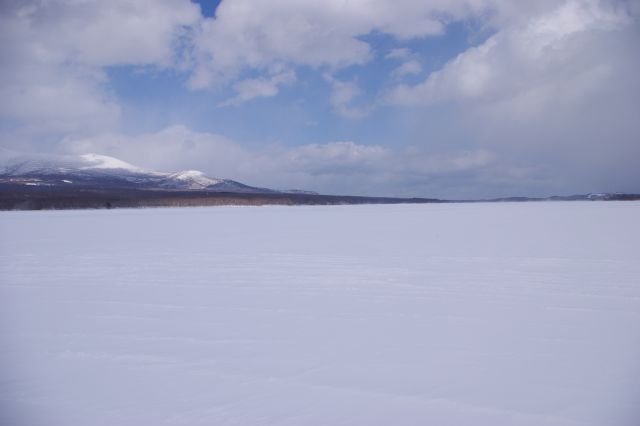 湖の先に進むと一面が真っ白で平らな雪！湖の上ということが信じられません。