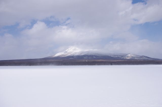 幅広くダイナミックな冬の自然風景。風が吹くと雪が舞う。