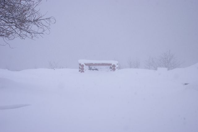洞爺湖を眺められる展望台へ…吹雪のため何も見えませんorz
