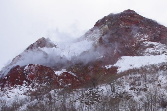 迫力のある昭和新山の姿。ゴツゴツした赤い岩々に湯気が立ち上る。