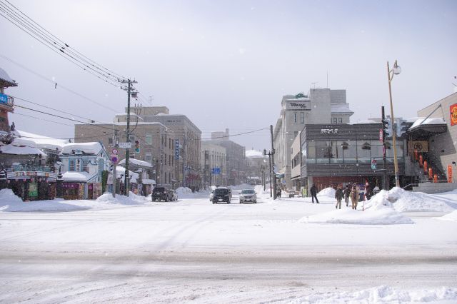 交差点側、雪深い街の様子が伺えます。