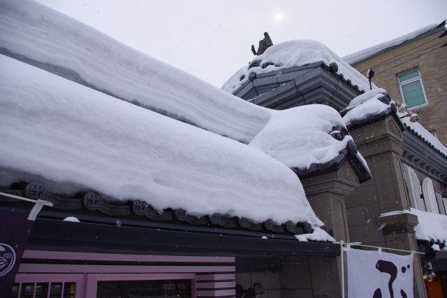 屋根を見ると分厚く積もった雪が。