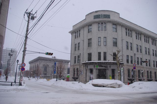 この辺で雪で派手に転倒(^o^;)奥には旧北海道銀行本店。