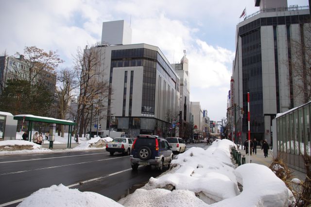 南側は丸井等のデパート群、大通りやテレビ塔含め名古屋栄の風景に似ています。雪は車が通るためか黒い。