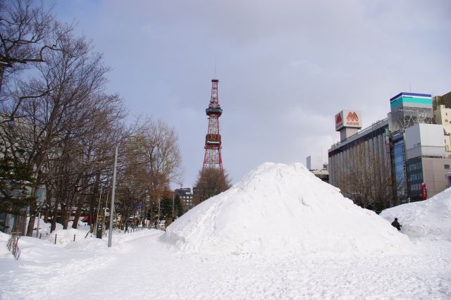 公園内の大きな雪の山。風が吹くと寒い。