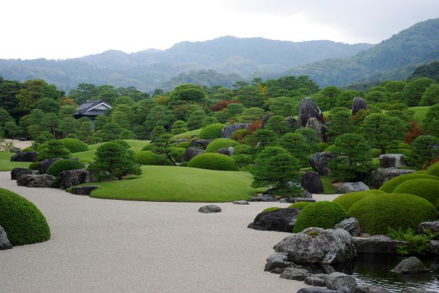 入館してすぐに目に入る広い日本庭園。まずは本館へと通路を進んでいきます。