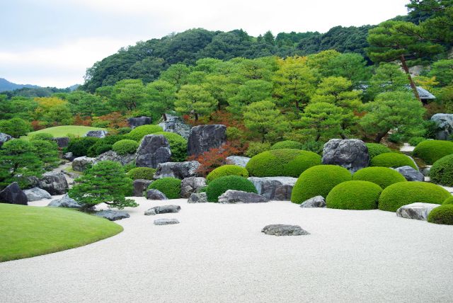 たくさんの石と木が使われた大規模な庭園。