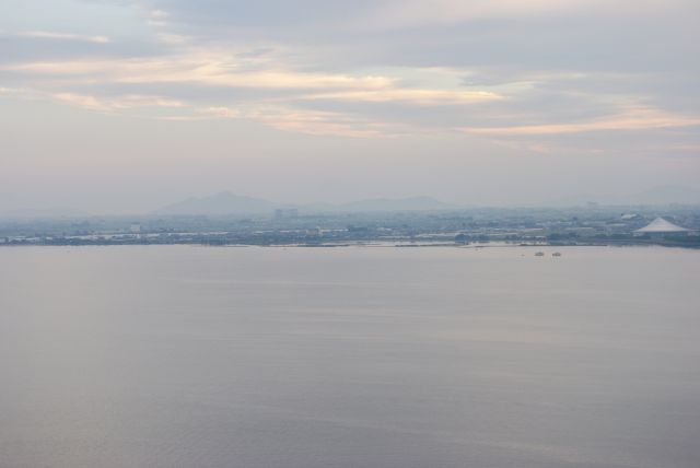 ホテル高層階より北東側、幻想的な広い琵琶湖の対岸の風景。
