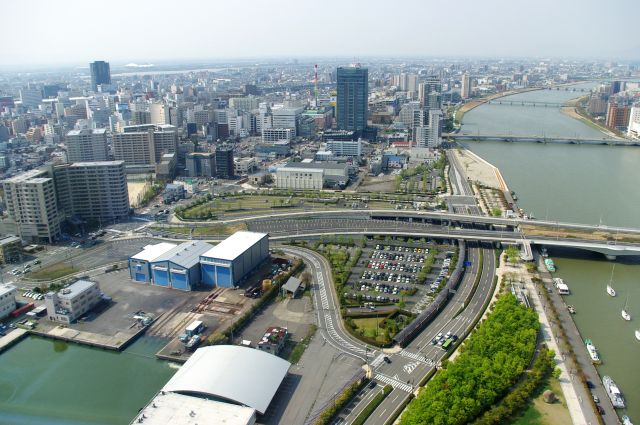 上流側、新潟駅、万代シティ、柳都大橋、萬代橋方面。橋の付け根部分が埋め立てられ陸続きになっています。