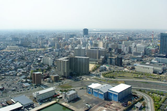 大きい建物が集中する新潟駅方面。