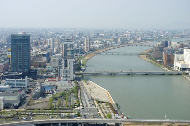 幅広い信濃川に長い橋がいくつも架かります。