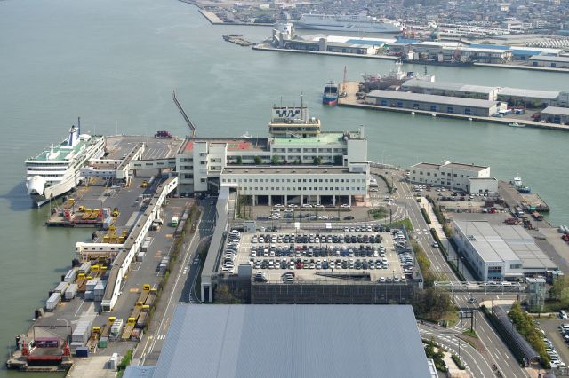 佐渡汽船の新潟港ターミナルには大きなフェリーが停泊。