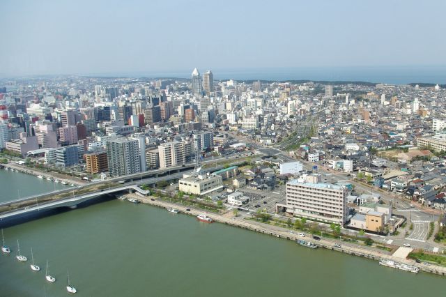 南西側、幅広い信濃川対岸の新潟島・古町方面。街の先の日本海が意外に近い。