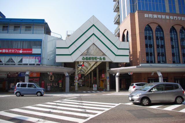 新潟駅に通じる大きな国道7号線へ。モールはまだ先へ続き、もう少し先には水島新司マンガストリートがあります。