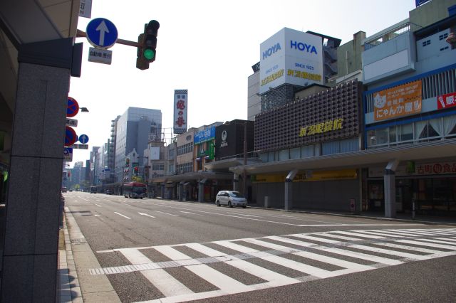 新潟駅方面に繁華街が続きます。